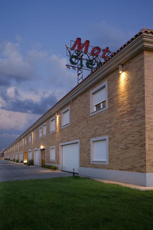 Motel Cies Calvarrasa de Abajo Esterno foto